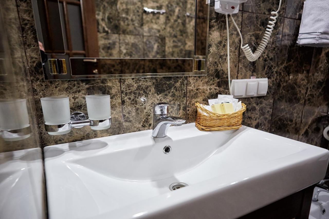 Hotel Lviv Kültér fotó
